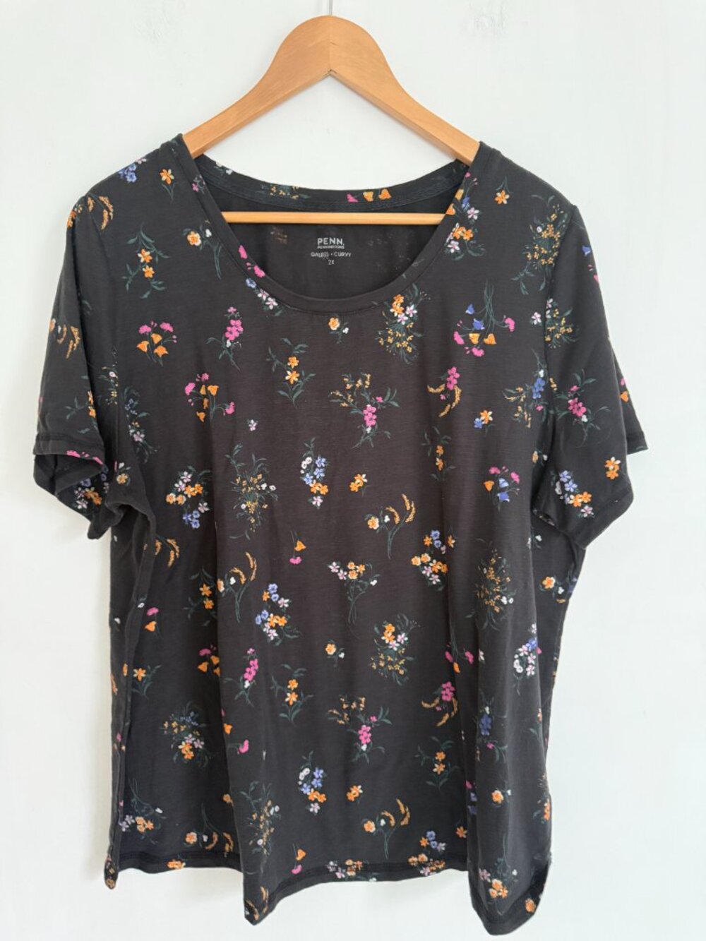Penningtons Women Curvy T-Shirt Black Floral Size 2X